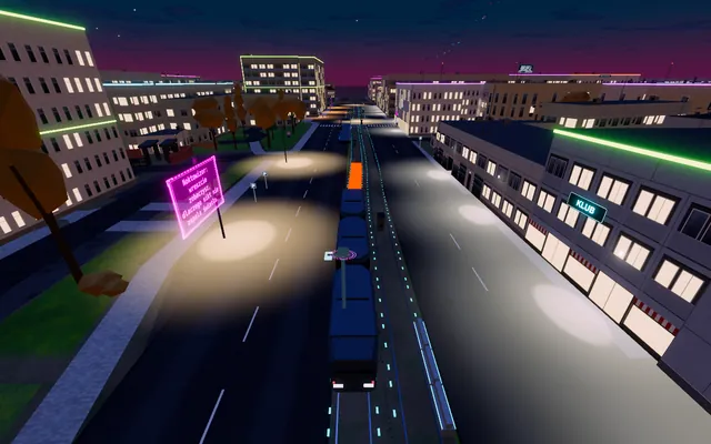 Łódź nocą z góry: przed tramwajem na jezdni świeci pomarańczowy korytarz ostrzegawczy